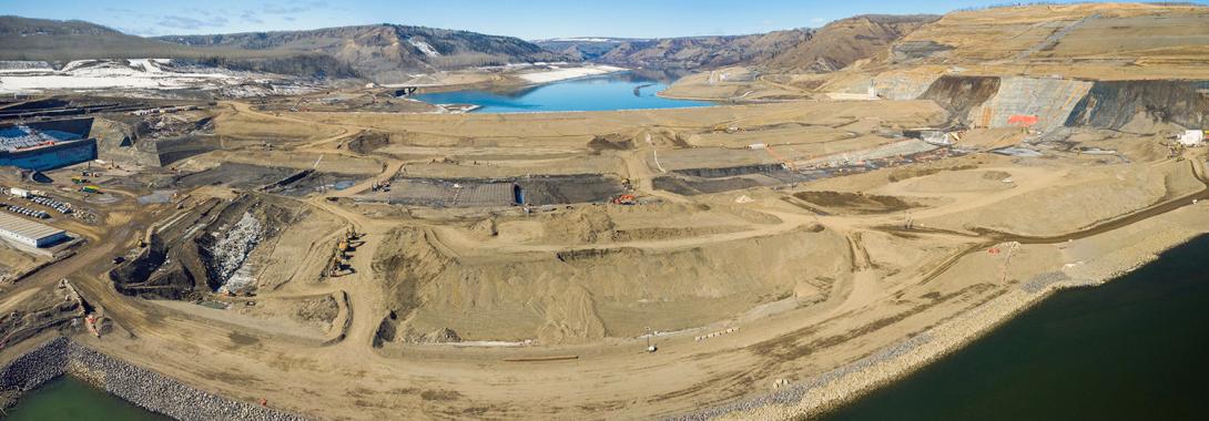 The downstream cofferdam in the foreground with ongoing dam excavation in the centre. Both the upstream and downstream cofferdams have been completed. | March 2021
