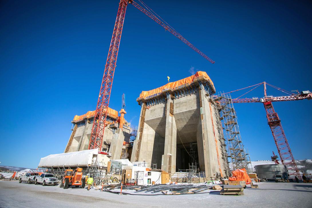 Intake units 1 and unit 3 are nearing completion as part of the ongoing powerhouse construction. This includes concrete placements at the powerhouse, intakes and spillway, installation of penstock segments, and construction of the steel super-structure for the powerhouse. | February 2021