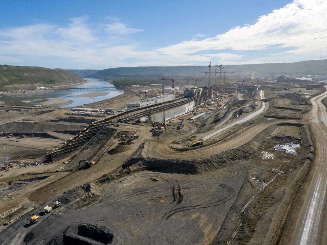 View of the roller-compacted dam and core buttress and excavation of the approach channel. | September 2021