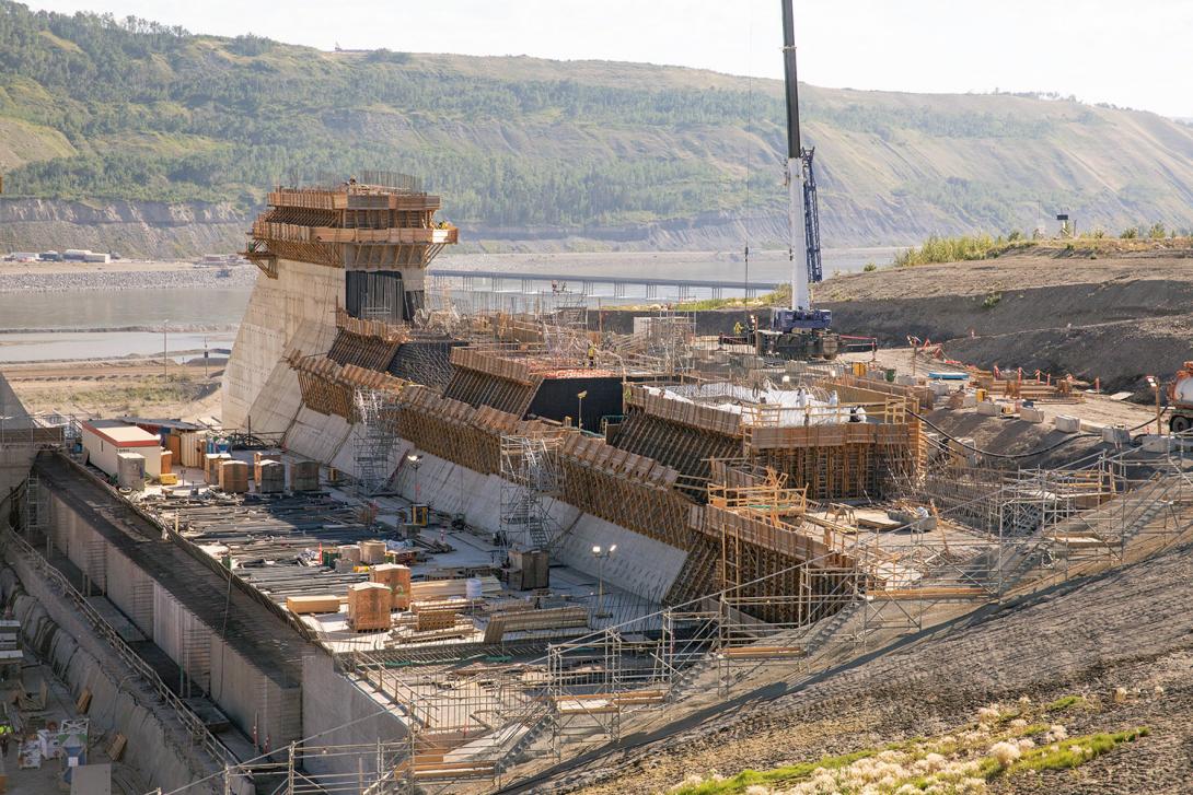 Progress on the right wall of the auxiliary spillway overflow channel. |July 2022