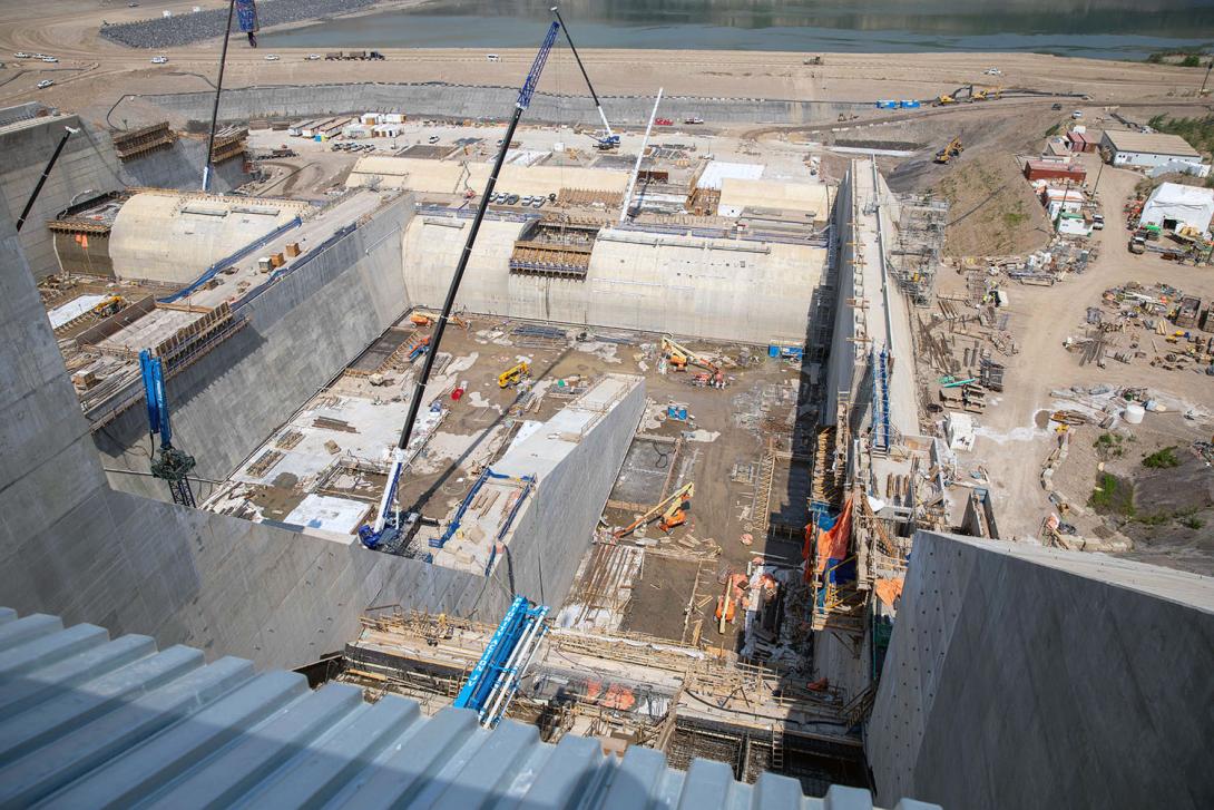 Crews install steel and formworks in the east stilling basin to prepare for concrete placement. Water from the spillways will fill this basin before it flows into the Peace River. | June 2023