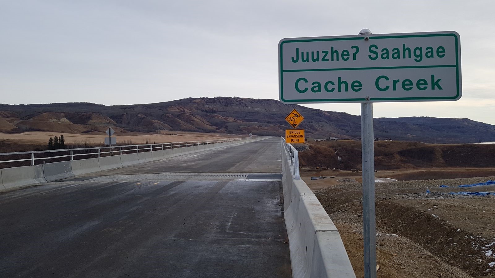 Cache Creek Bridge - dual language sign