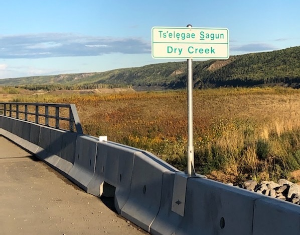 Dry Creek - dual language sign