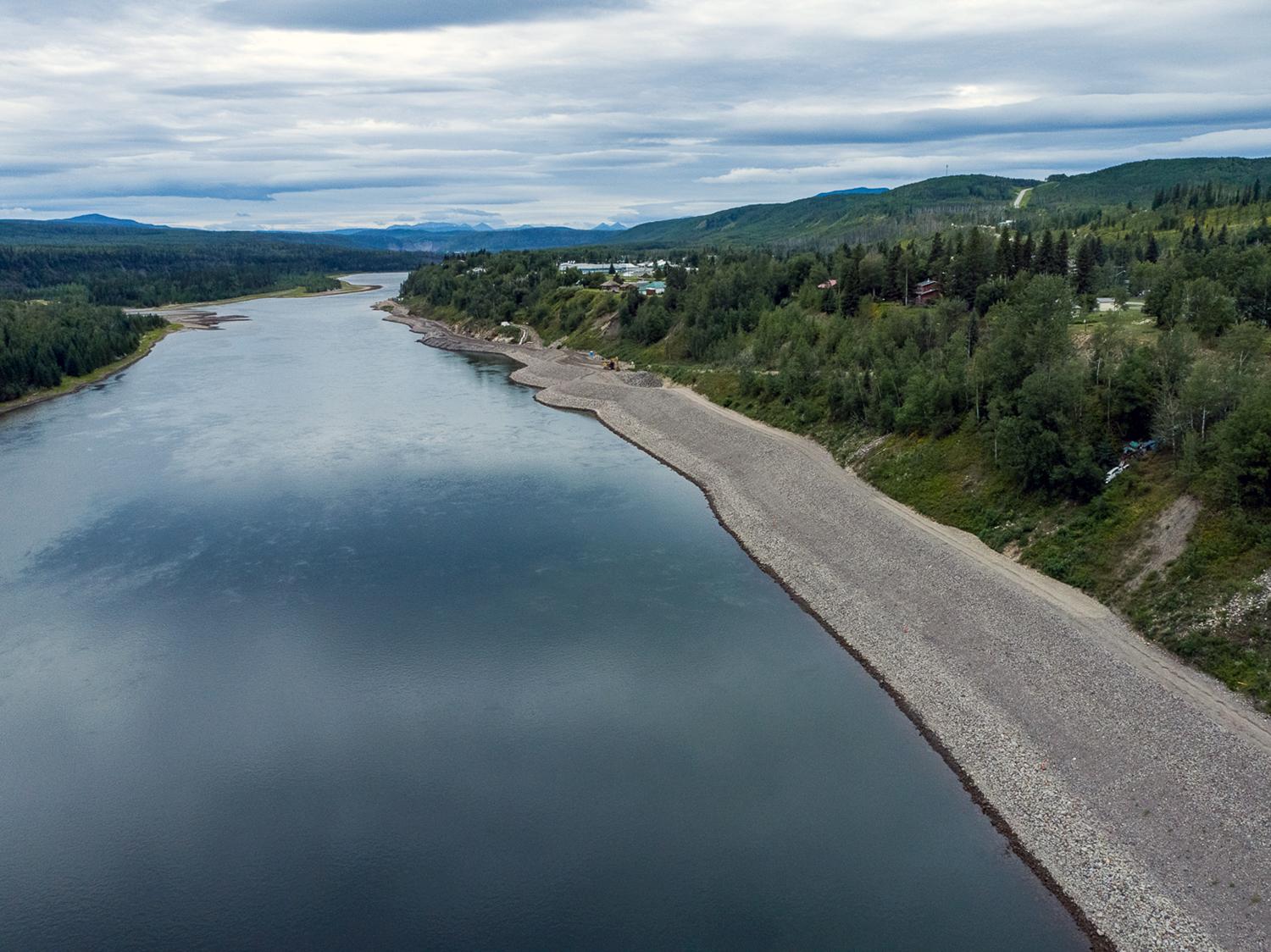 The middle section of Hudson’s Hope shoreline protection berm has a completed toe berm and fill and is ready for riprap placement. | August 2021