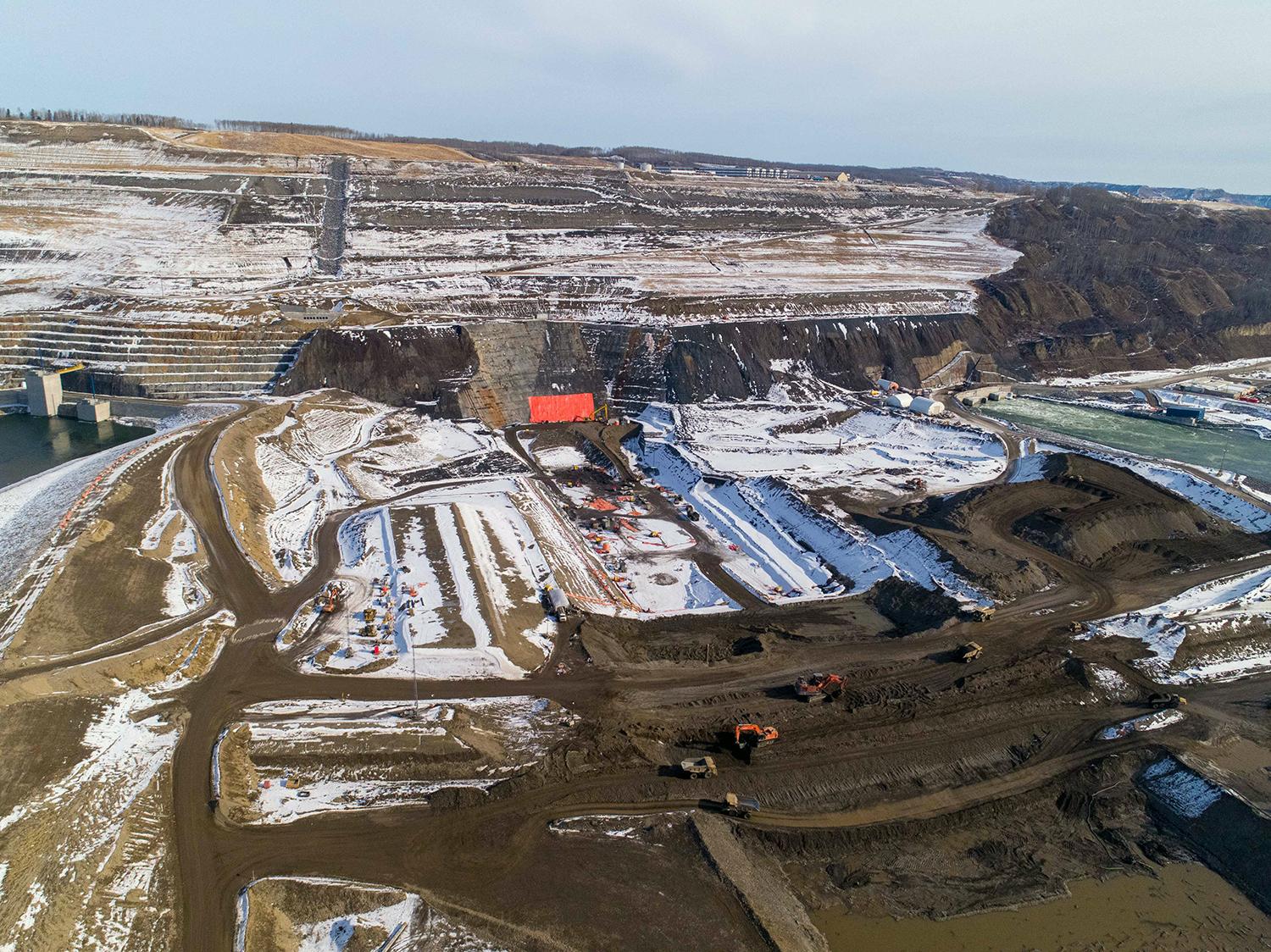 Crews remove a cofferdam in the foreground that separated the right and left bank, with the left bank core trench at top centre. | March 2021