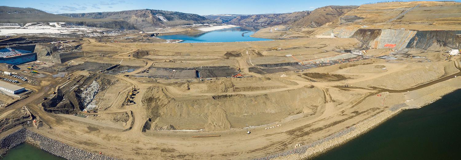 The downstream cofferdam in the foreground with ongoing dam excavation in the centre. Both the upstream and downstream cofferdams have been completed. | March 2021