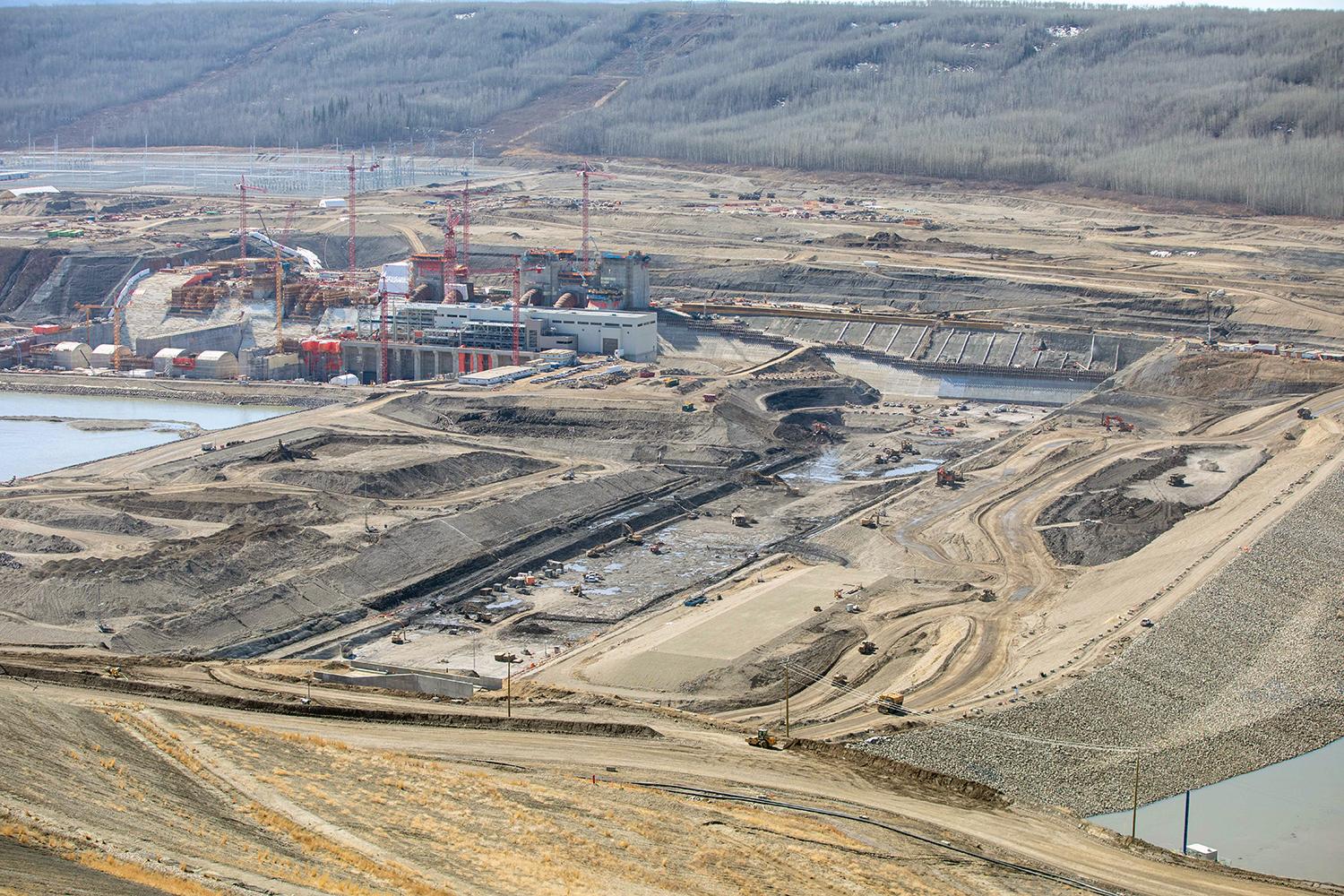 Materials being placed between the upstream cofferdam and the future earthfill dam. | April 2021