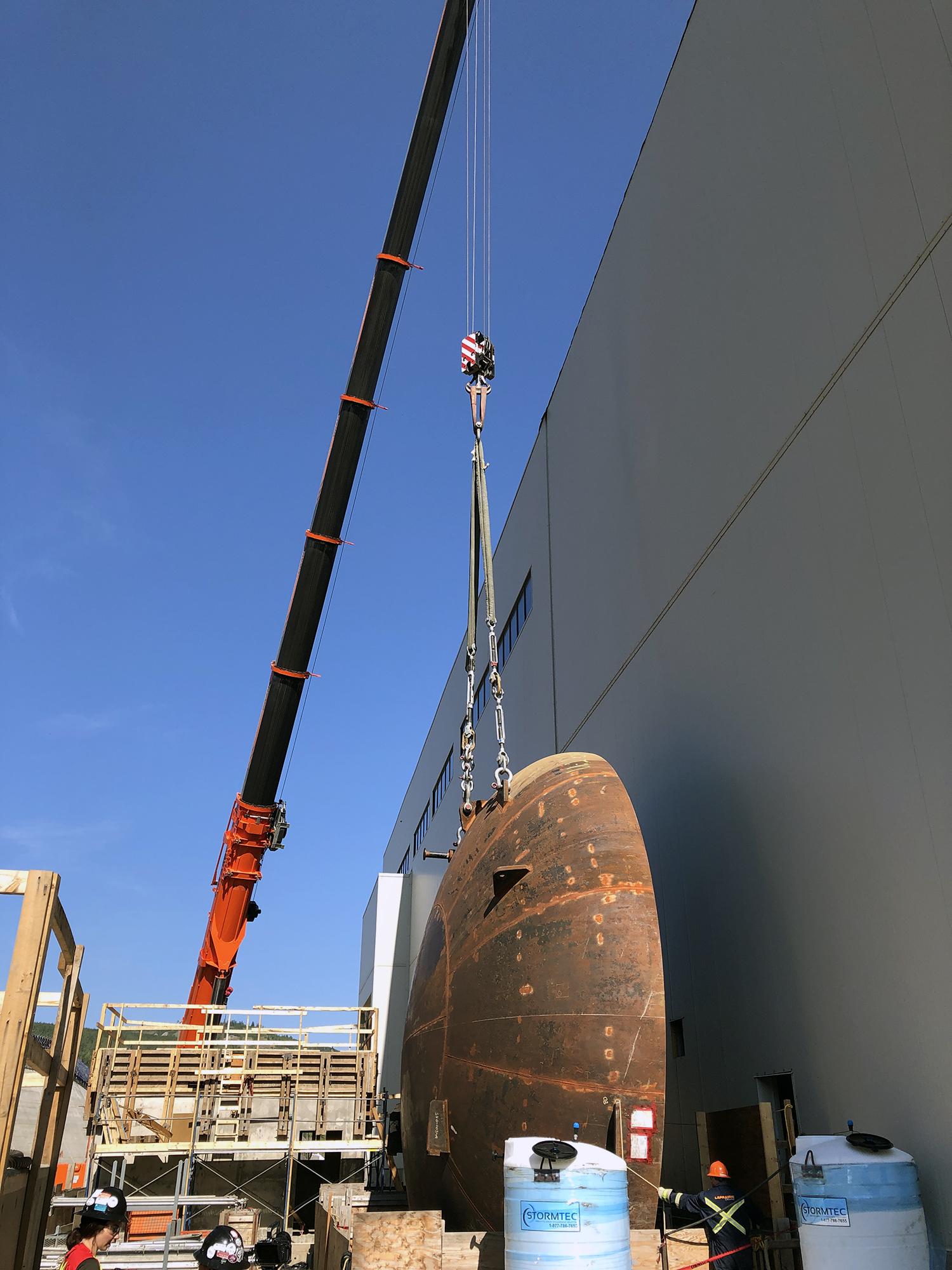 The bulkhead is lowered into the coupling chamber where it is positioned against the upstream end of the spiral case. | July 2021