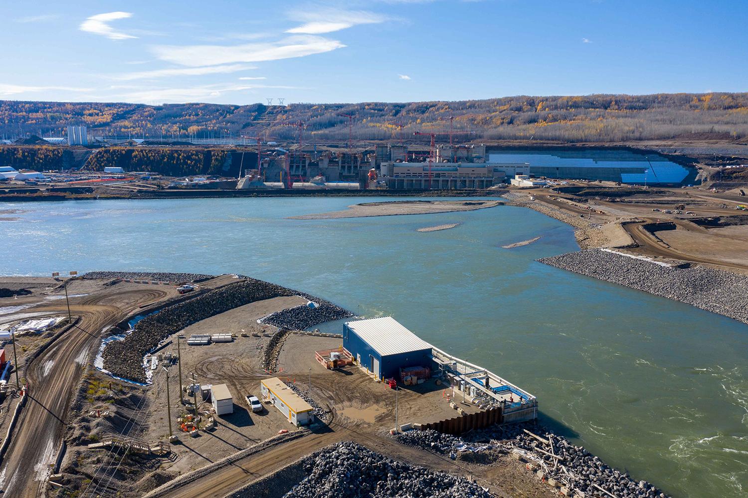 View of the powerhouse, spillway and the dam and core buttress from the right bank. | October 2021