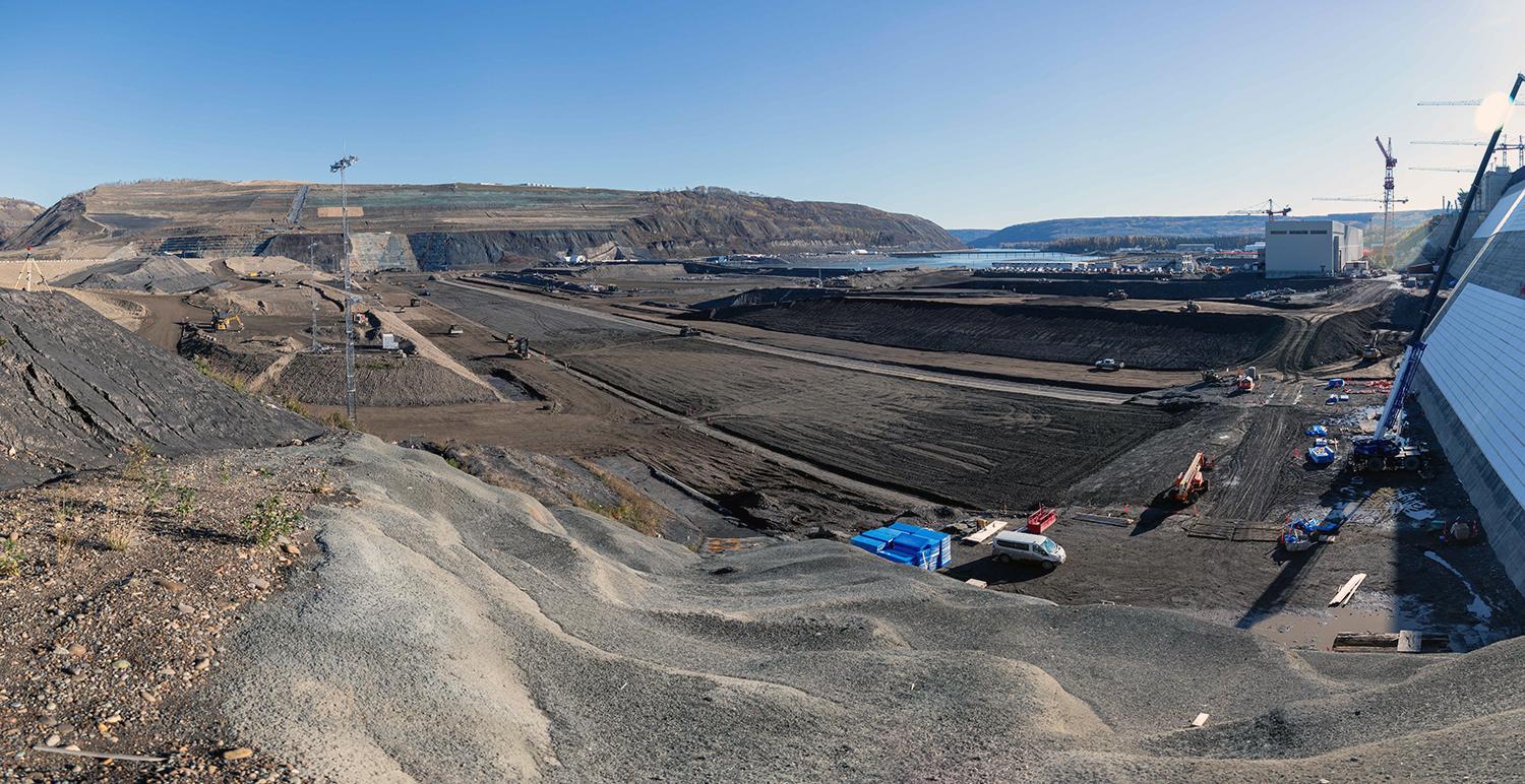 Glacial till placement and insulation on the dam and core buttress is underway. | October 2021