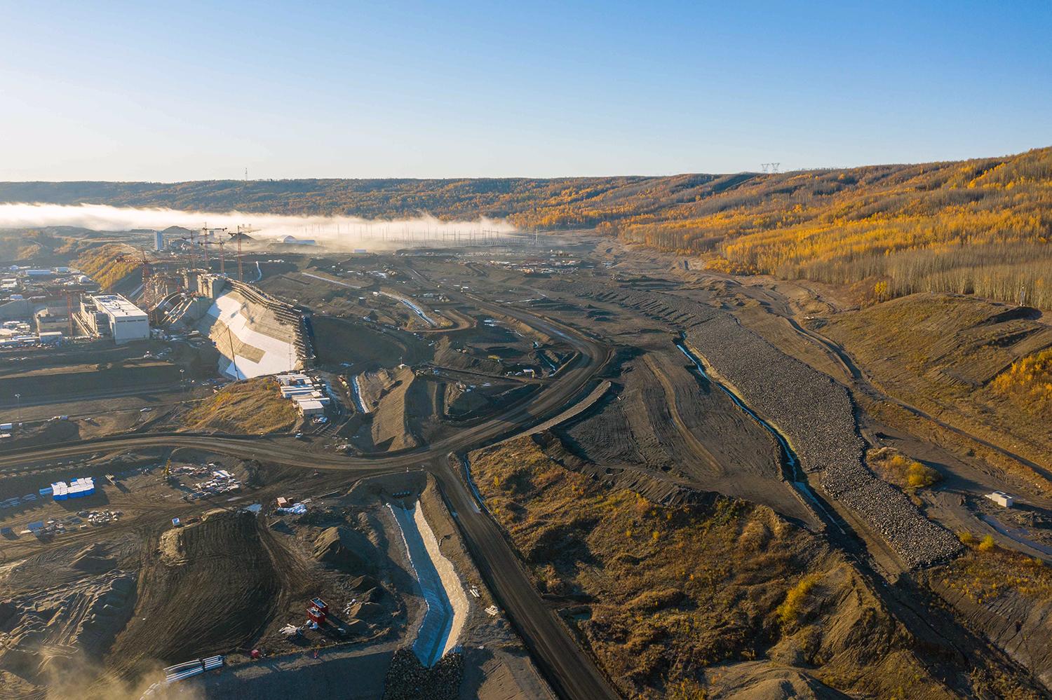 Work on the approach channel continues, and the dam and core buttress is nearing completion. | October 2021