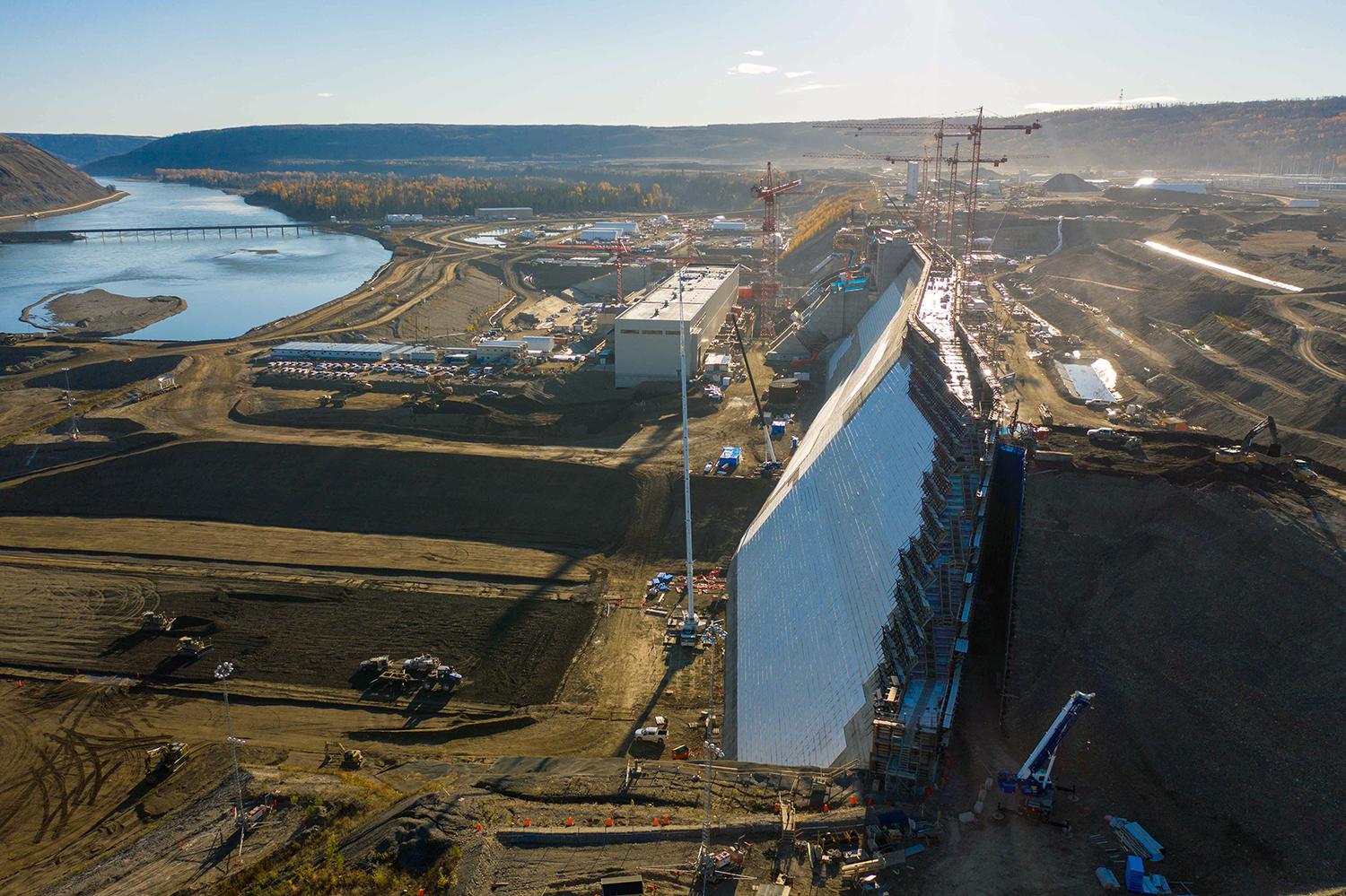 Capping formwork is placed and insulation is installed on the north dam buttress face and roller-compacted concrete ramp is removed. | October 2021