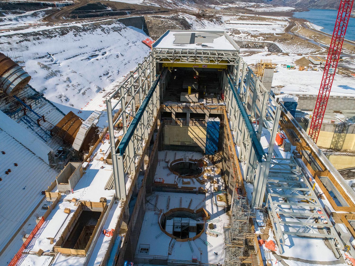 Construction continues on the structural steel building of the powerhouse over units 1 and 2. The blue beams support the crane rails for the powerhouse bridge crane. | April 2020