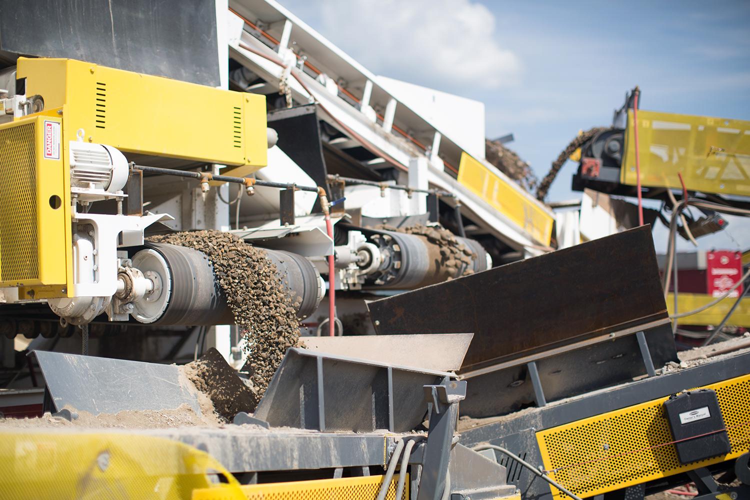 Aggregate crushing equipment on the south bank | June 2017