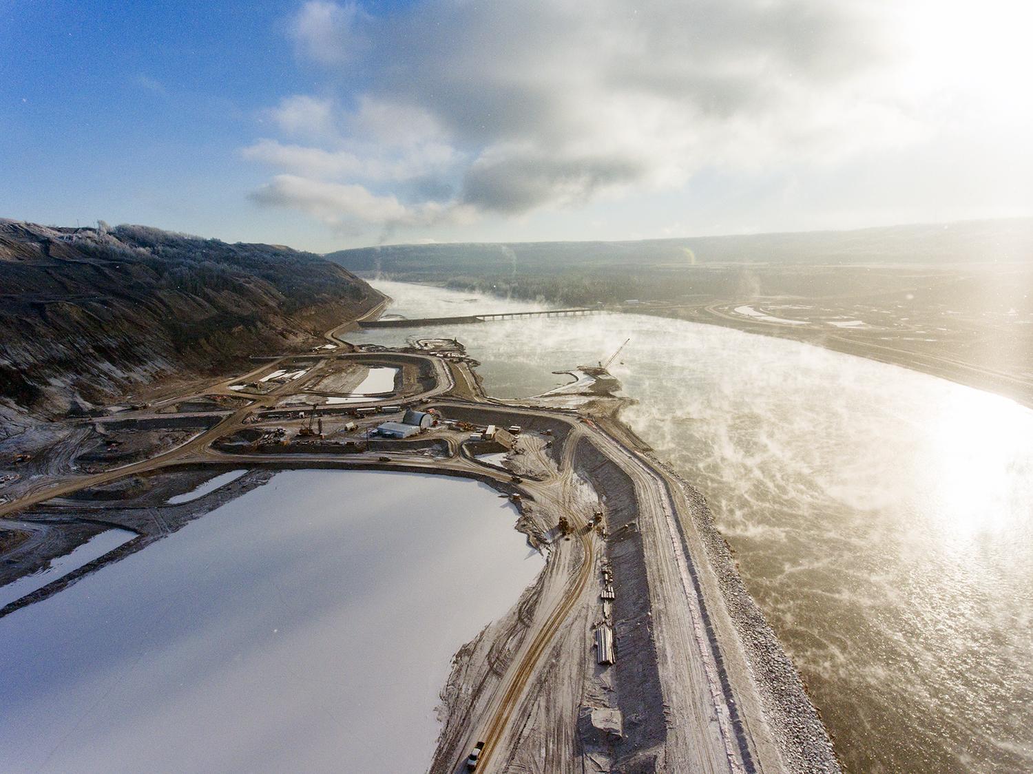 Aerial view of the north bank, with cofferdams and laydown area, looking east | November 2017