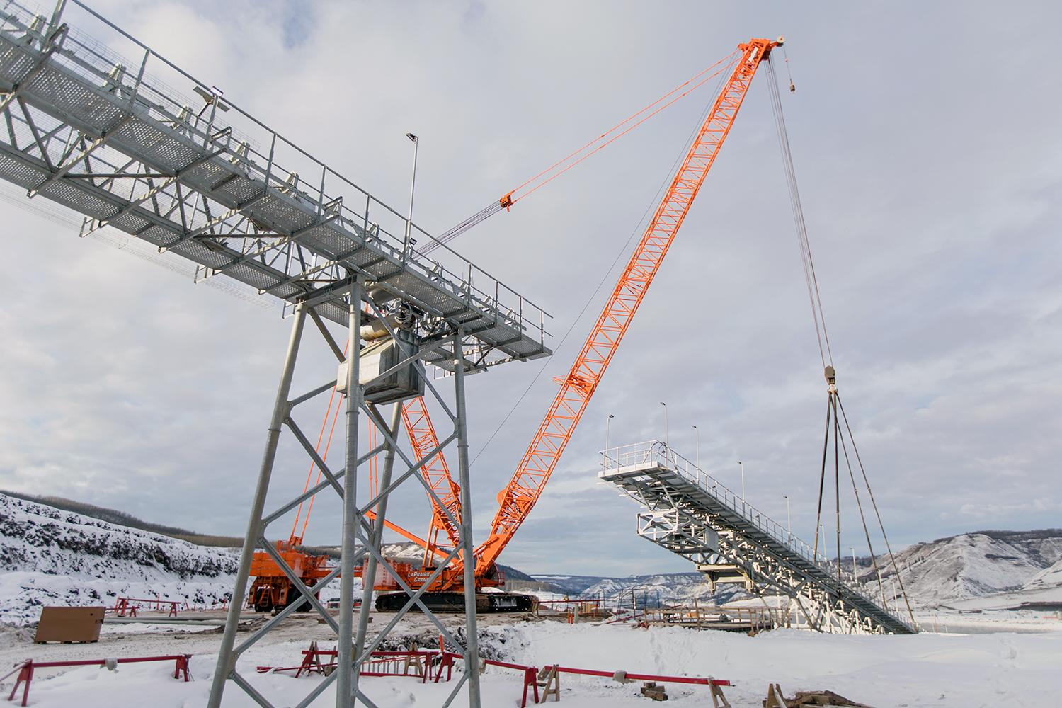 Installing conveyor equipment at the approach channel and powerhouse buttress on the south bank | January 2018