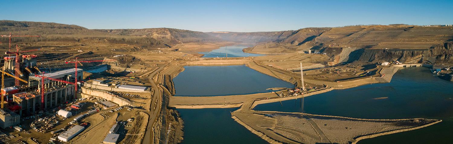 Looking upstream at the diverted Peace River, and the completed upstream and downstream cofferdams. | October 2020