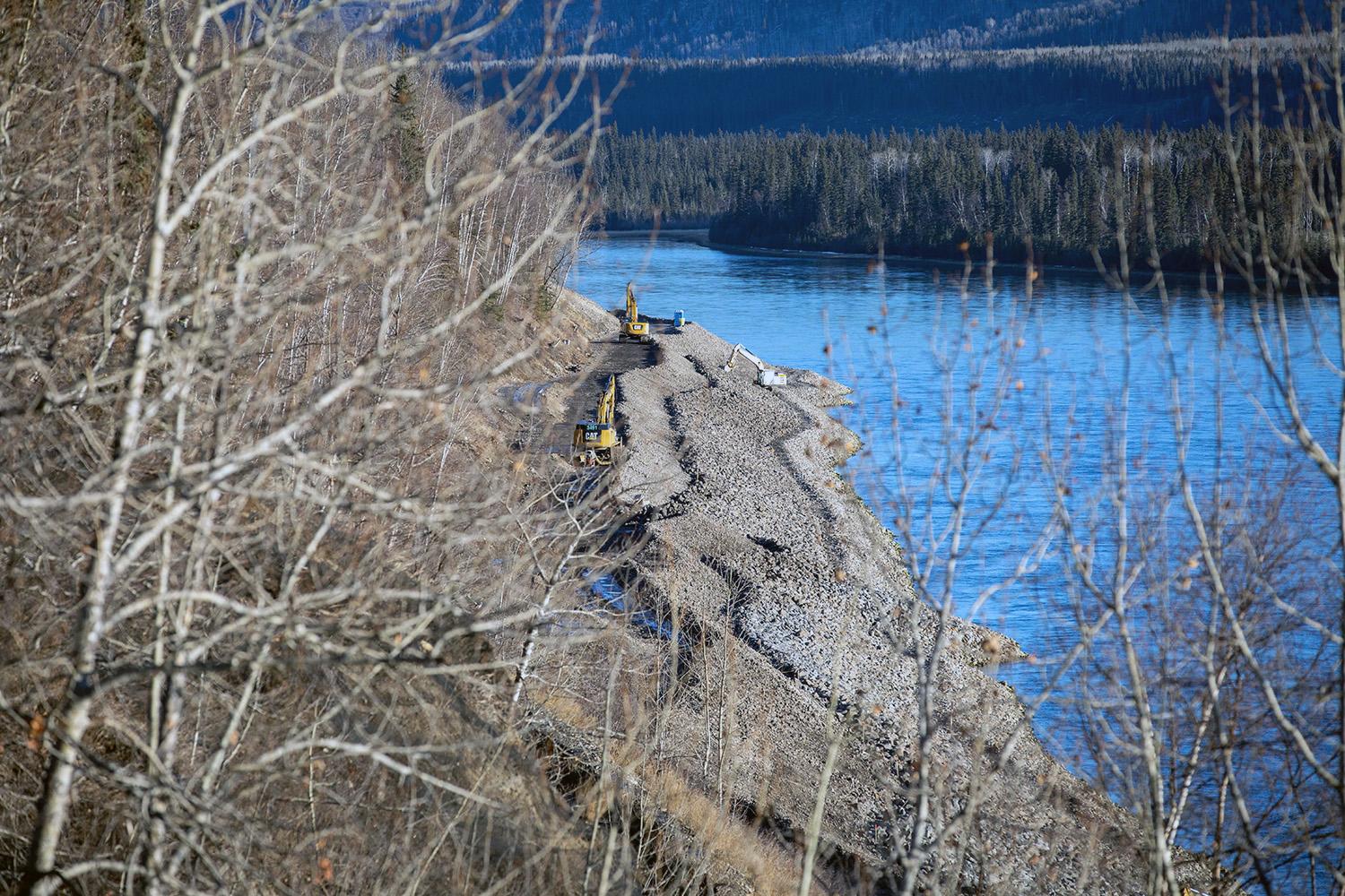 Placing riprap and filter cloth to protect the Hudson’s Hope shoreline. | December 2021