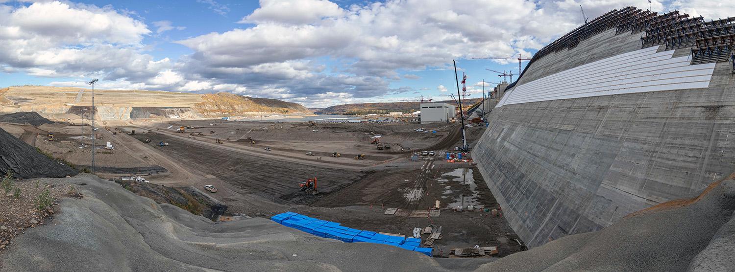 Glacial till and filter installation at the right bank; installation to insulate the RCC buttress is underway (in white). | September 2021