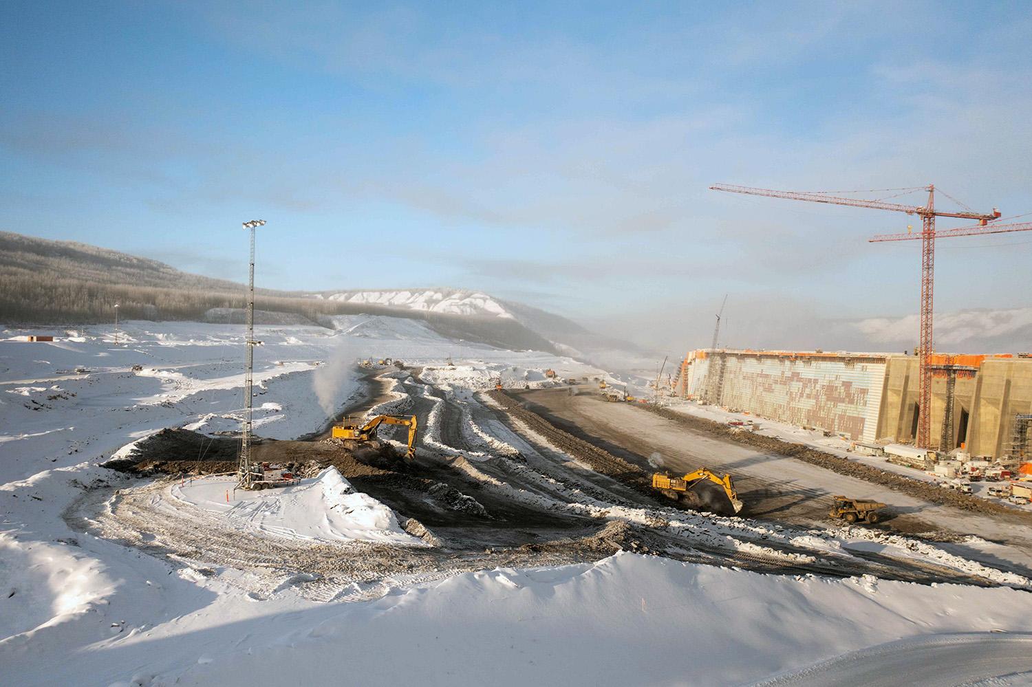 Excavating the lower benches of the approach channel. | December 2021