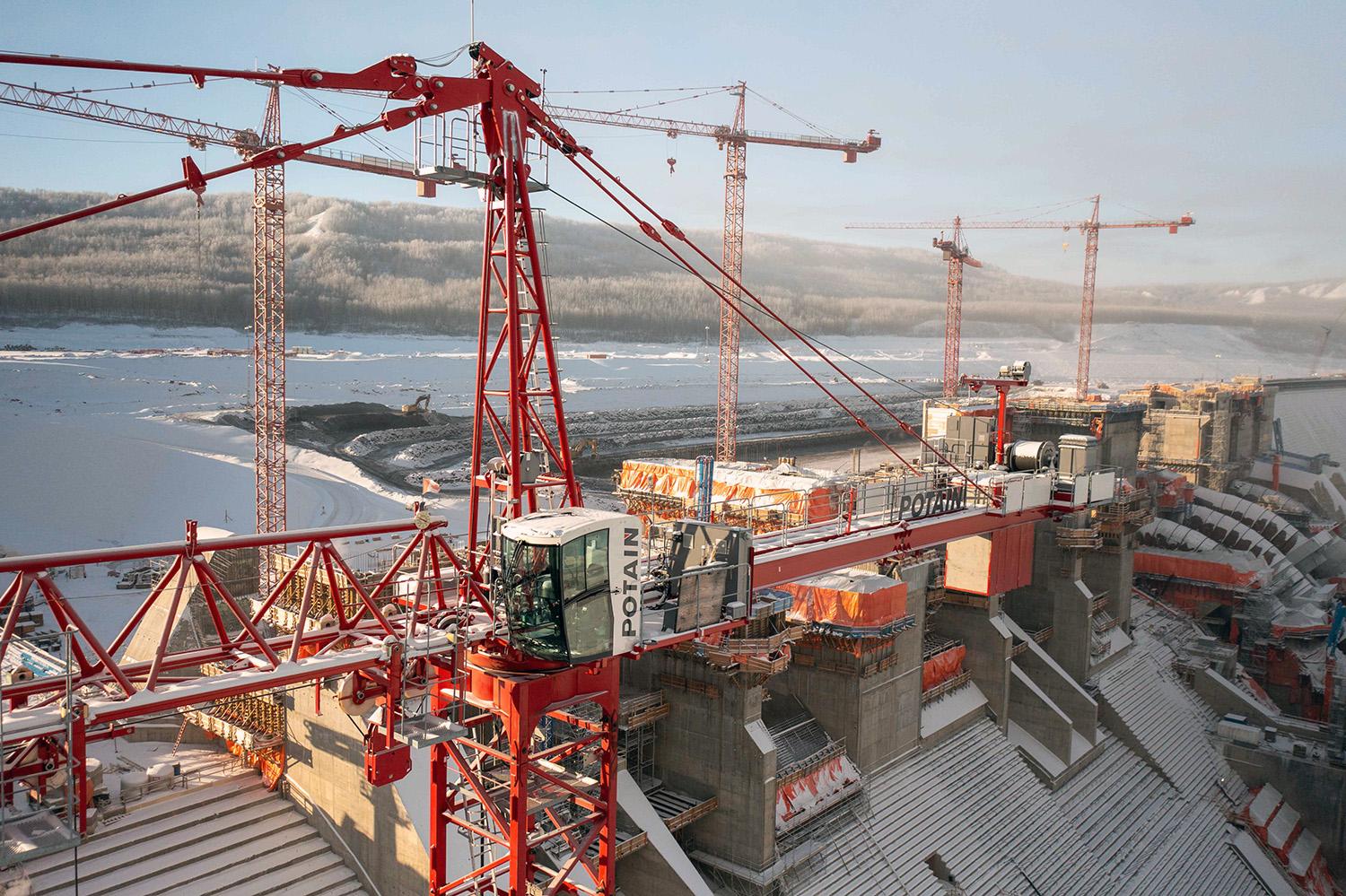 View of the tower crane at the spillway headworks. | December 2021