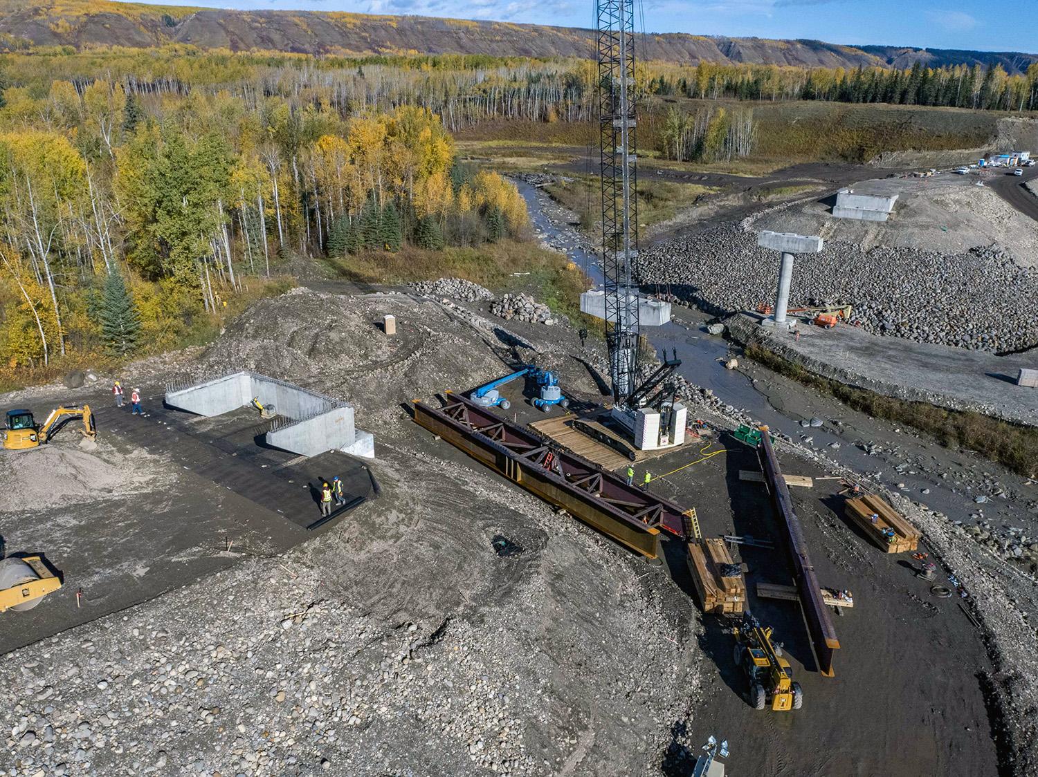 Preparing to lift steel girders on the Lynx Creek bridge alignment on Highway 29. | September 2021