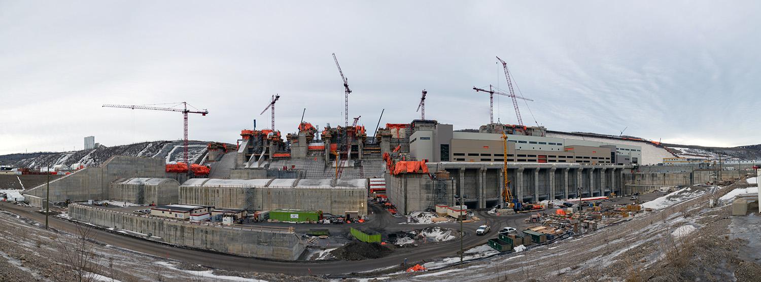 Panorama of the spillways, powerhouse and operations building. | January 2022