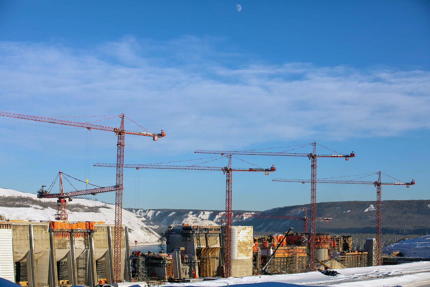 Six tower cranes support construction work for the intakes and spillways. | January 2022