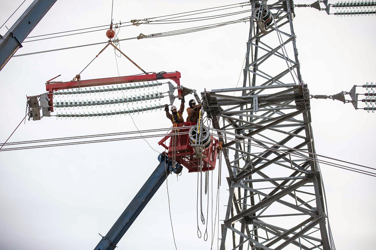 Installation of dead-end glass on a tower. | February 2022