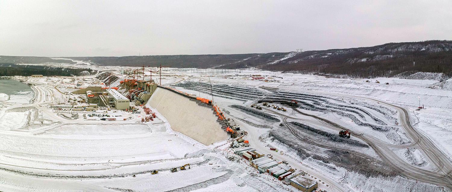 Excavation of the approach channel continues behind the dam buttress. | January 2022