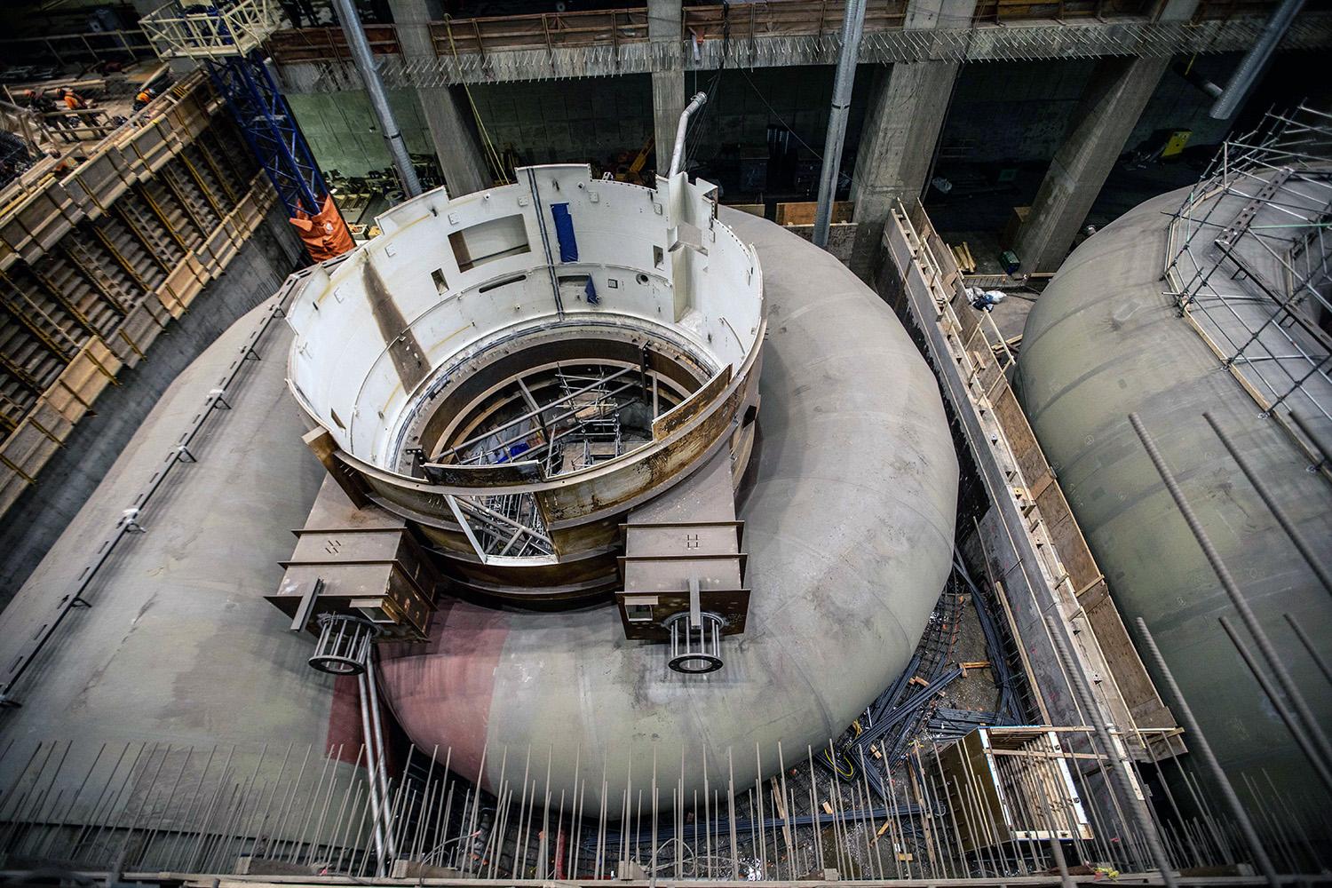 Unit 2 spiral case and upper pit liner are ready for embedment into the turbine. Formwork and rebar installation begin. | February 2022