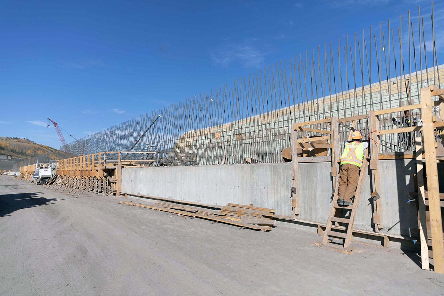 Work underway on the approach channel’s central channel berm. ! September 2022