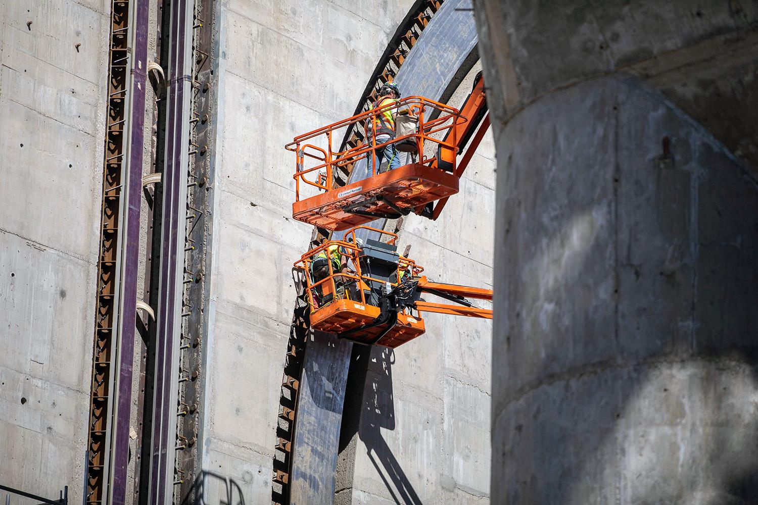 Close shot of gate guide installation. | August 2022