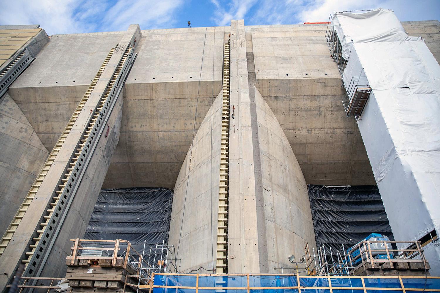 Hoarding covers the work areas on intake units 1 and 2, as guides are placed and welded. | October 2022