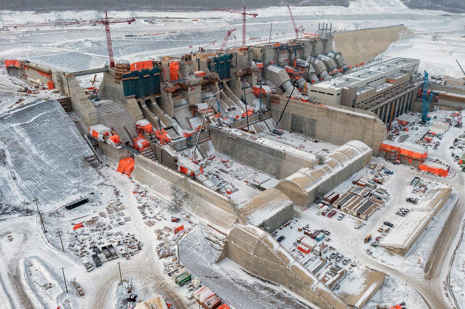 From left to right: Spillways and stilling basin weirs, penstocks, powerhouse and operations building. | November 2022