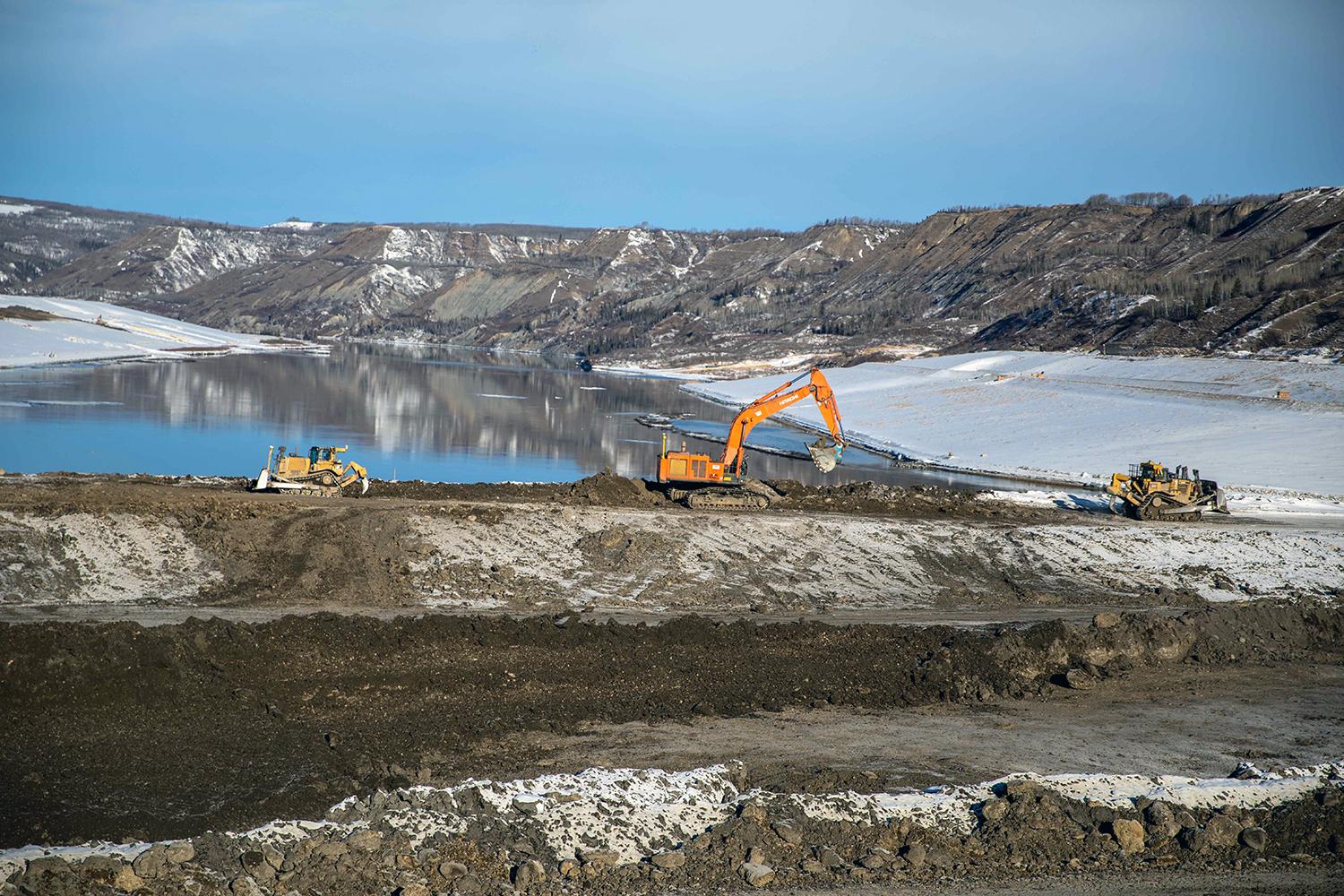 Levelling of the zone 8 material on the upstream shell of the dam. | March 2023