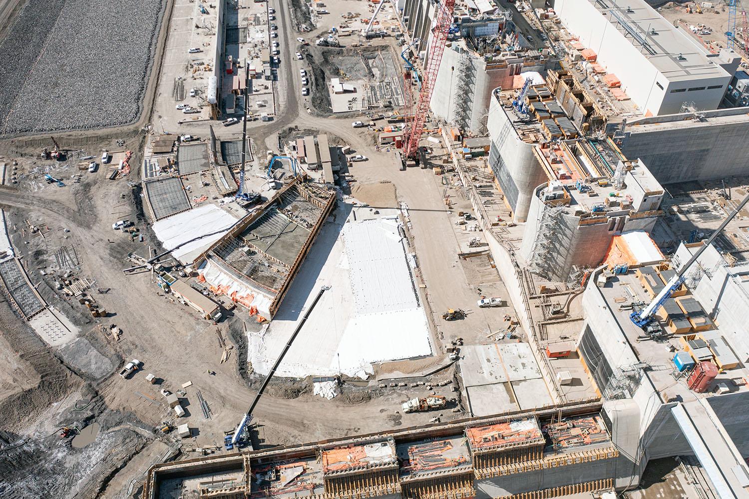 Concrete work on the centre wall of the approach channel. | May 2023