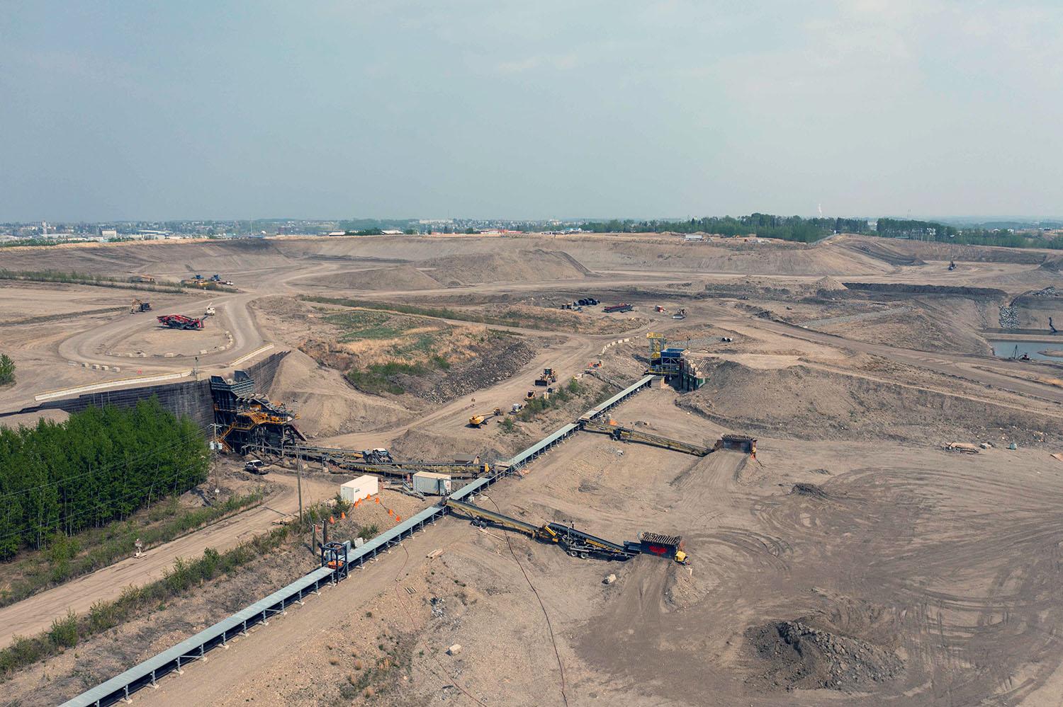 The glacial till used to build the dam comes from the 85th Avenue Industrial Lands. A five-kilometre-long conveyor belt transports the material to the dam site. | May 2023