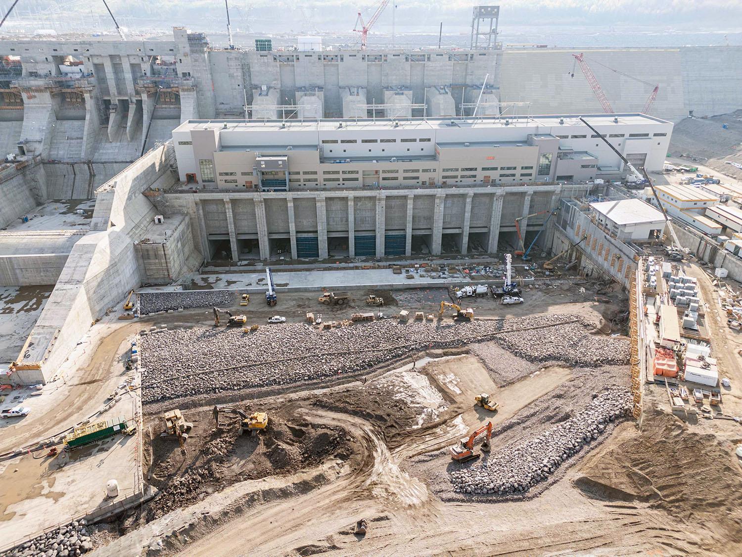 Crews are finishing concrete placement for the tailrace erosion protection slabs. Workers are also excavating the interior of the right bank cofferdam and placing riprap.