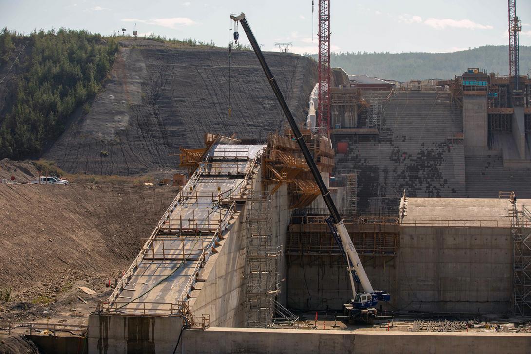 Formwork installation on the eastern spillway wall. | August 2021