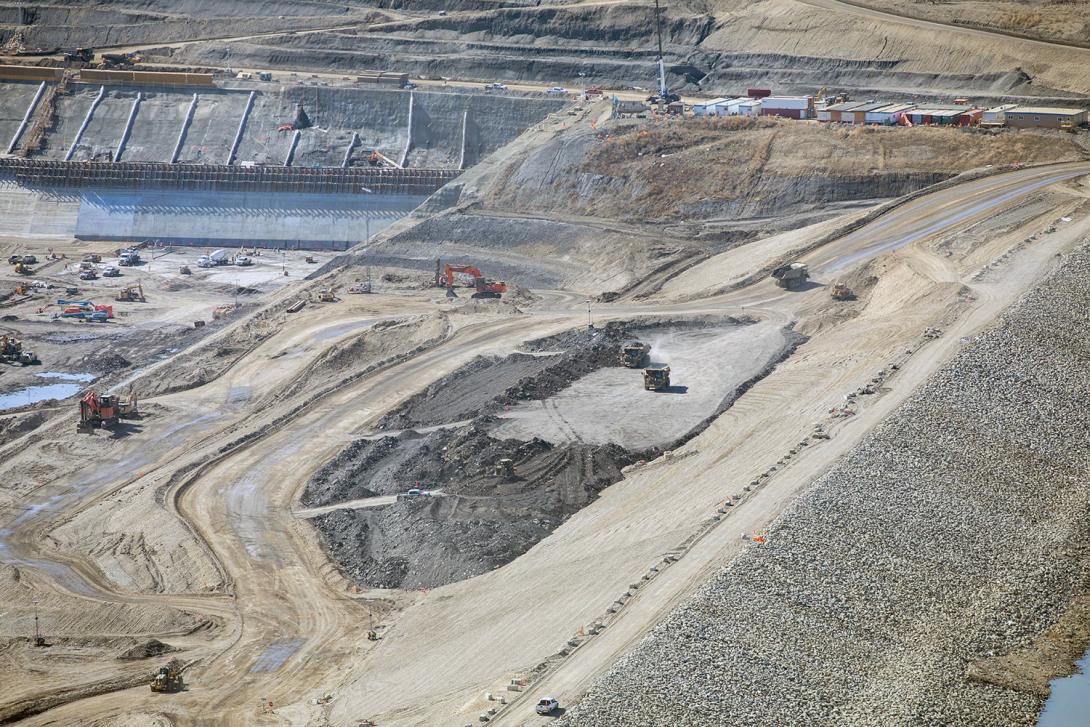 Close up of materials being placed between the upstream cofferdam and the future earthfill dam. | April 2021