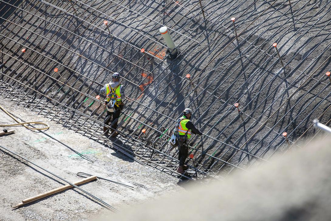 Crews install reinforcing steel on the right bank of the dam and core roller-compacted concrete (RCC) buttress. | April 2021