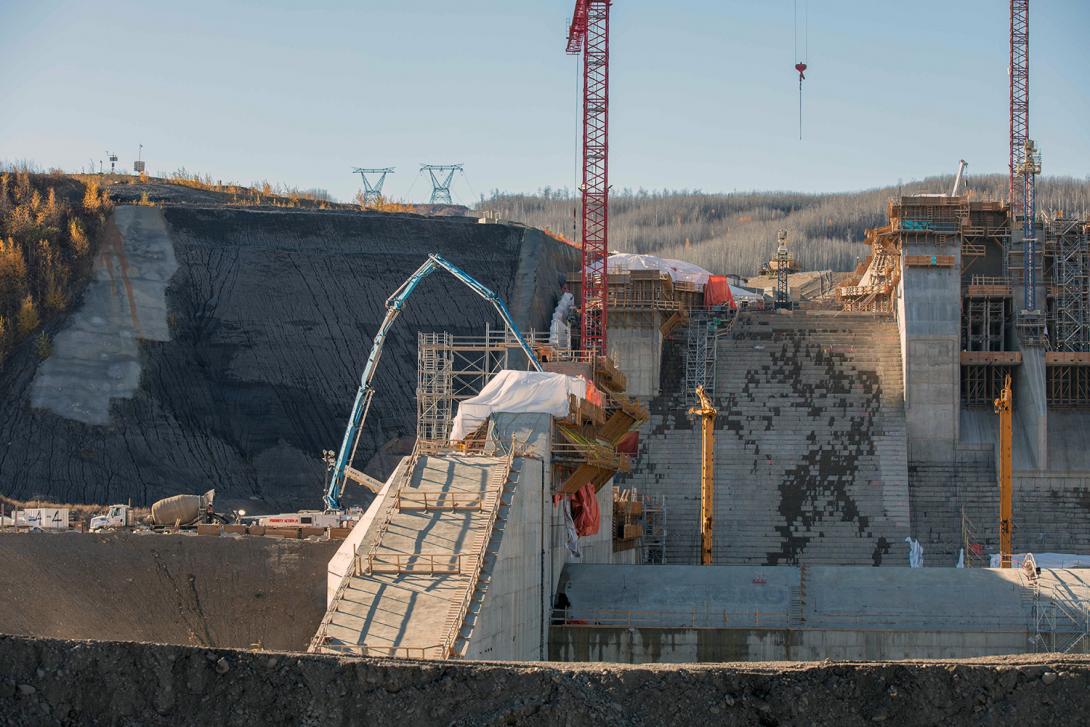 Concrete placement at the right spillway wall. | October 2021