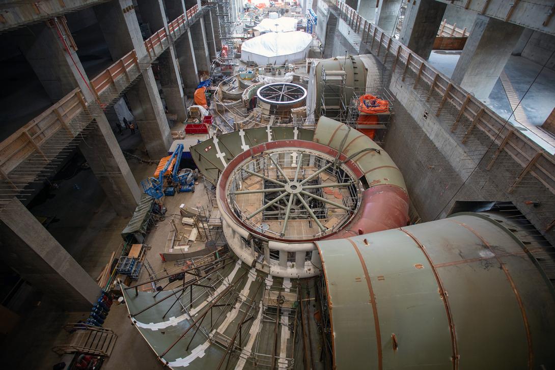 Crews install the thrust rings and spiral casings at penstock Units 1 and 2. The items are part of the turbine-embedded components for Units 1 and 2 inside the powerhouse. | April 2021