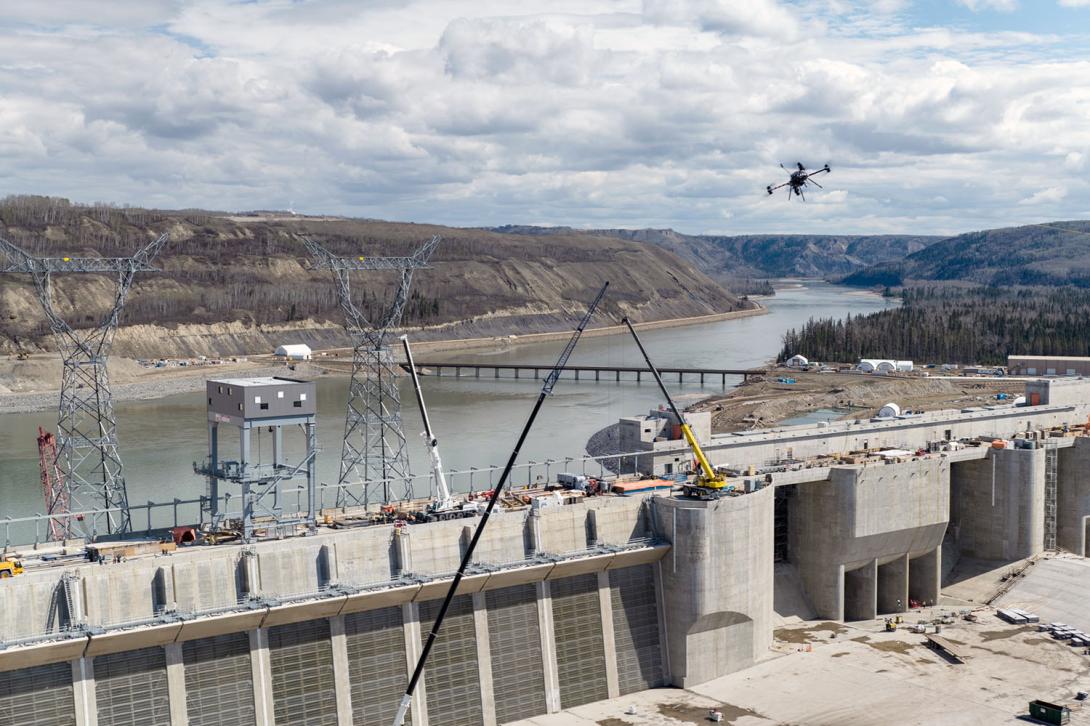 The drone pulls the pulling line towards the last transmission tower located on top of the penstock. | May 2024